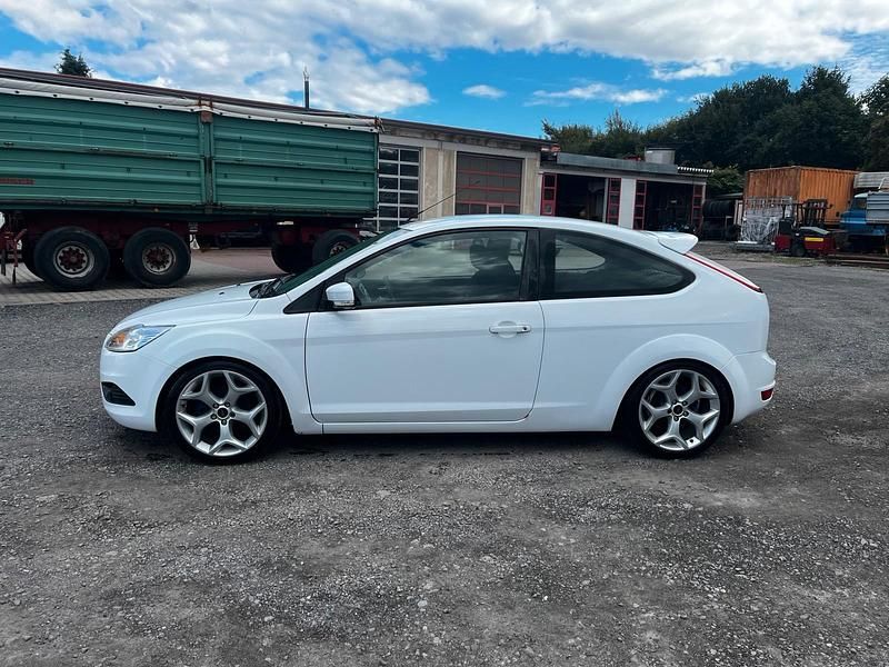 Gebraucht Ford Focus 101 PS (74 kW) 2009 Weiß Kleinwagen