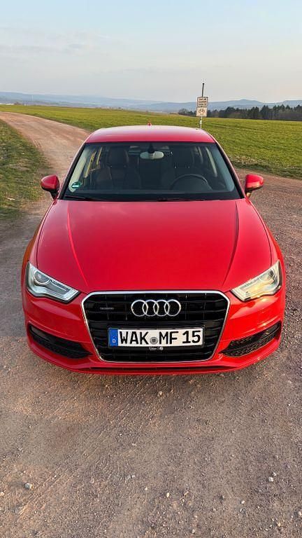 Gebraucht Audi A3 Sport 179 PS (131 kW) 2015 Rot Limousine