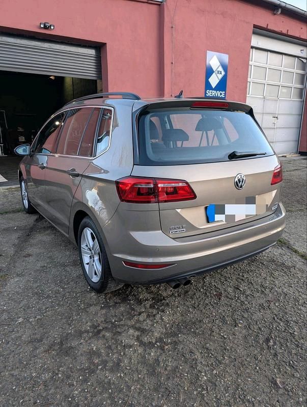 Gebraucht VW Golf VII Highline 125 PS (91 kW) 2016 Gold Limousine