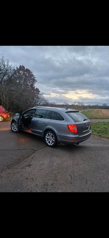 Grau Gebraucht 2011 Skoda Superb Elegance Kombi | 7.300 € (Fairer Preis) - Bild 1/4