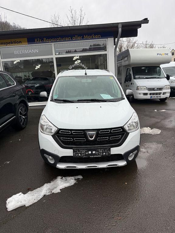 Weiß Gebraucht 2020 Dacia Lodgy Stepway Van / Kleinbus | 12.390 € (Fairer Preis) - Bild 1/4