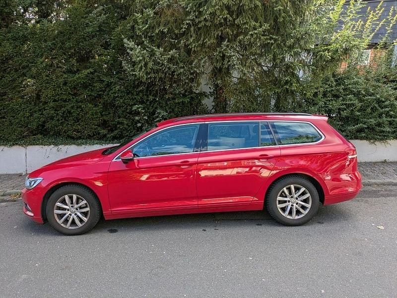 Rot Gebraucht 2019 VW Passat Comfortline Kombi | 13.000 € (Superpreis) - Bild 1/4