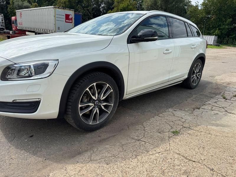 Weiß Gebraucht 2016 Volvo V60 CC Summum Kombi | 14.900 € (Etwas zu teuer) - Bild 1/4