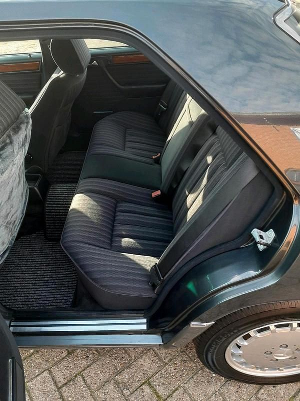 Gebraucht Mercedes E260 160 PS (117 kW) 1992 Grau Limousine