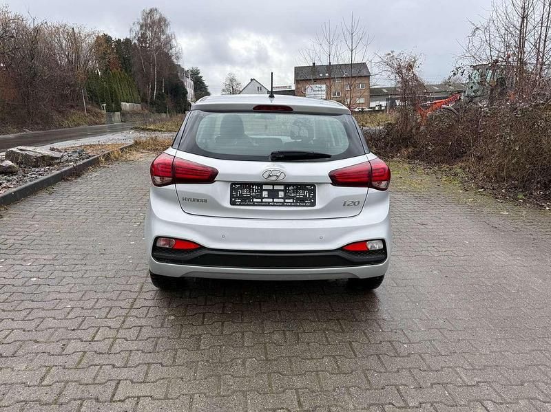 Gebraucht Hyundai i20 Trend 101 PS (74 kW) 2020 Silber Kleinwagen