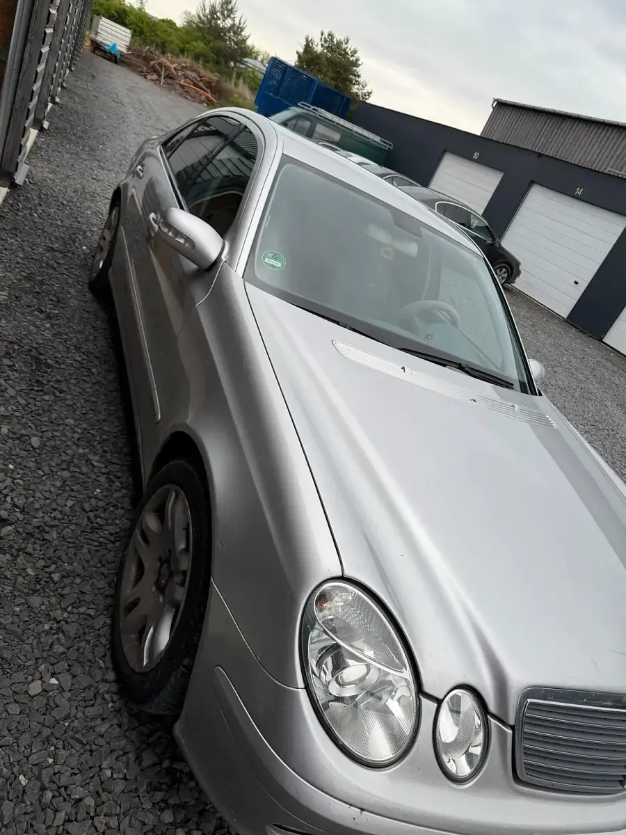 Gebraucht Mercedes E220 150 PS (110 kW) 2002 Silber Limousine