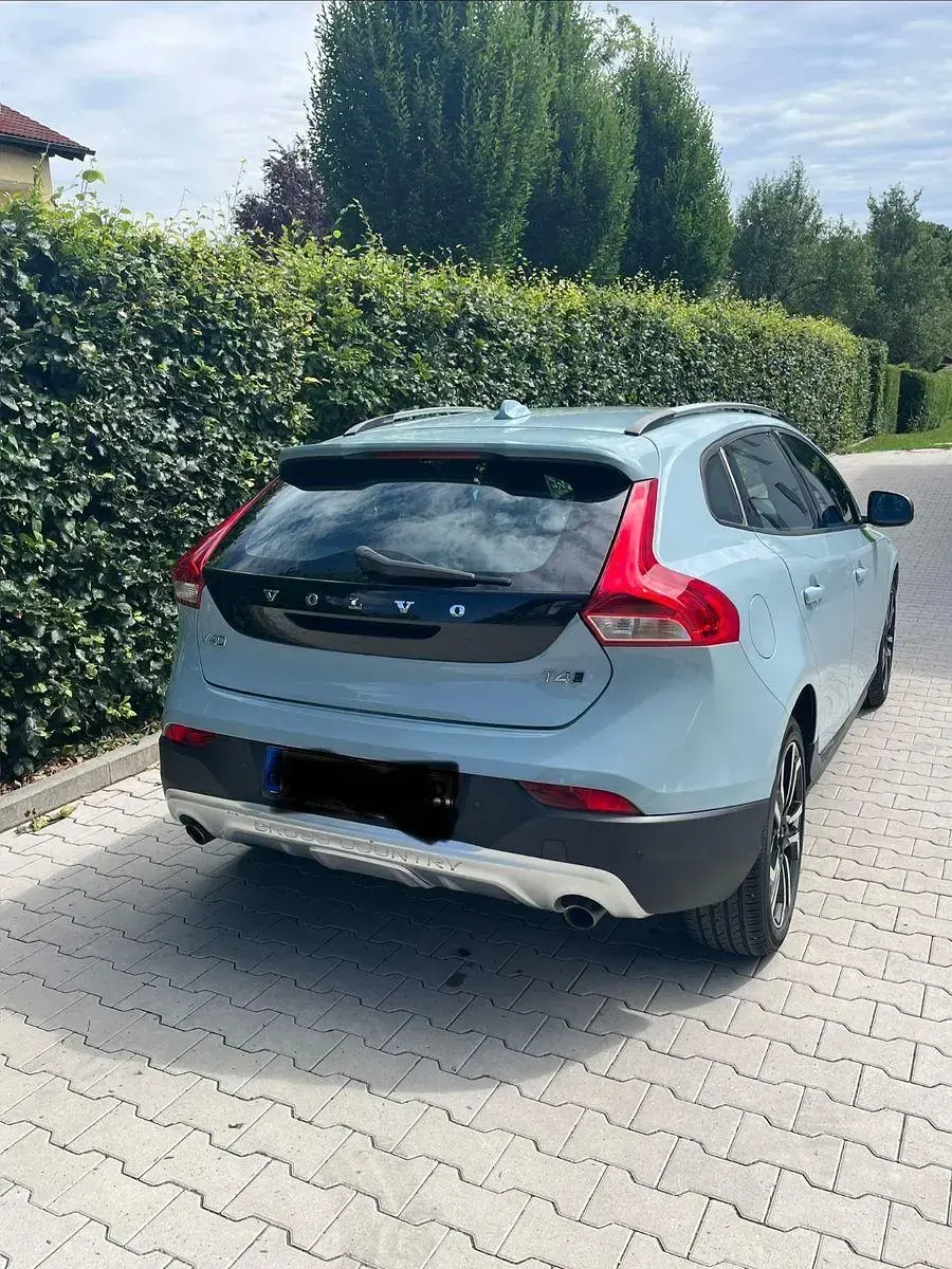 Gebraucht Volvo V40 CC Momentum 190 PS (139 kW) 2017 Blau Kombi