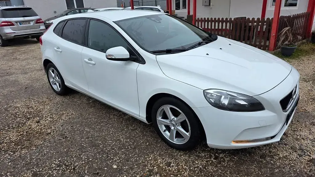 Gebraucht Volvo V40 Kinetic 120 PS (88 kW) 2019 Weiß Limousine