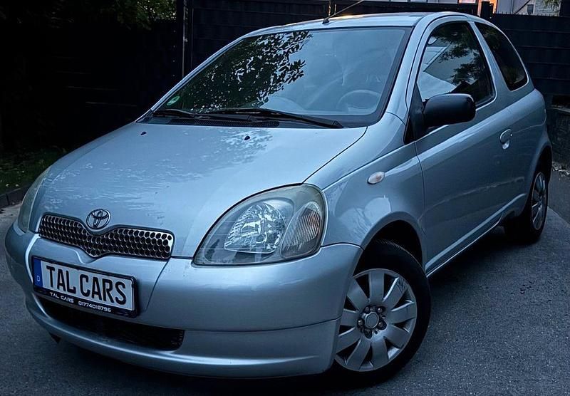 Silber Gebraucht 2002 Toyota Yaris Limousine | 2.199 € (Etwas zu teuer) - Bild 1/4