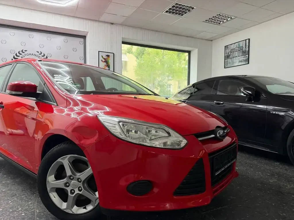 Gebraucht Ford Focus Ambiente 101 PS (74 kW) 2014 Rot Limousine