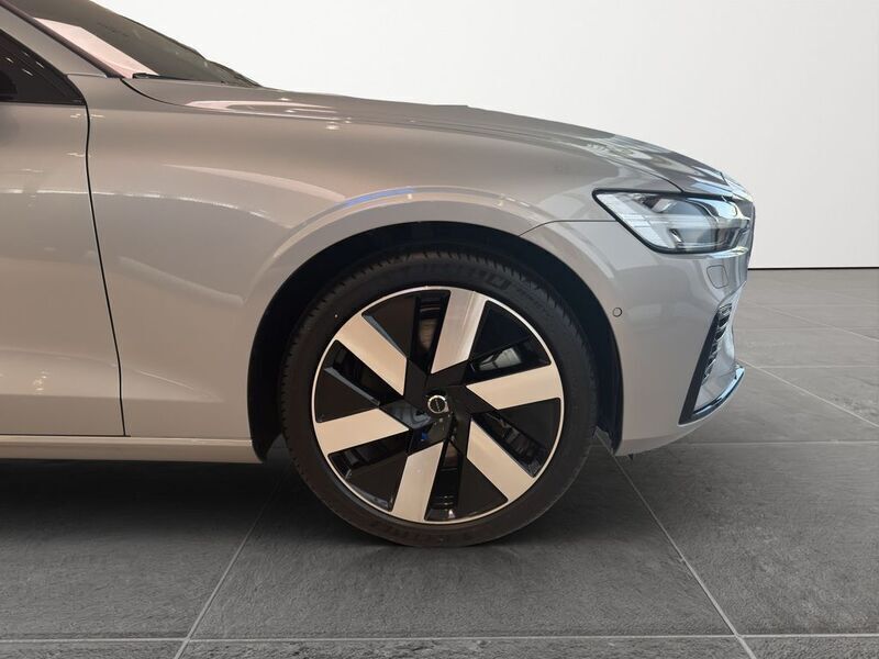 Gebraucht Volvo V60 Plus 253 PS (186 kW) 2025 Silver dawn Kombi