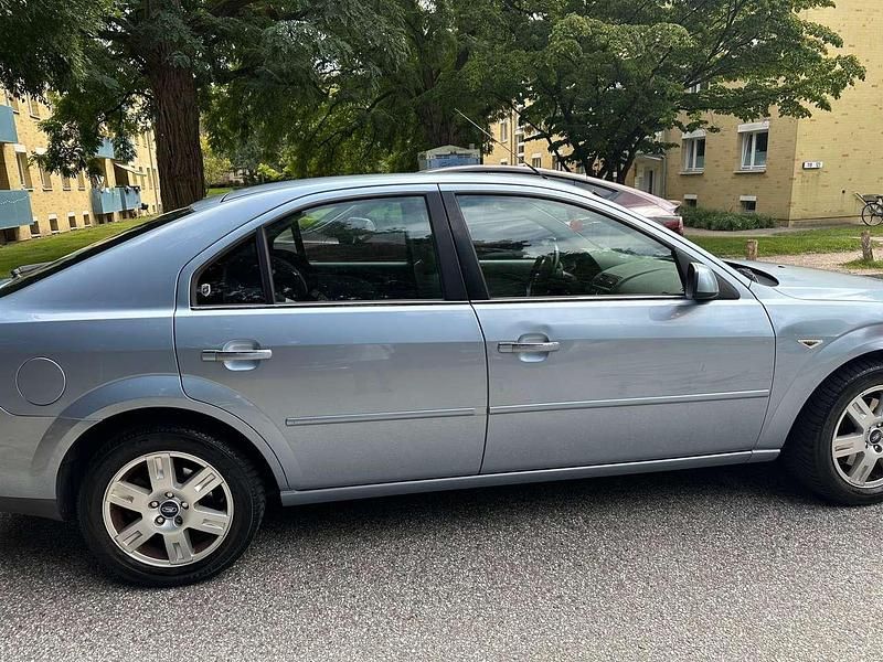 Blau Gebraucht 2005 Ford Mondeo Ghia Limousine | 1.200 € (Superpreis) - Bild 1/4