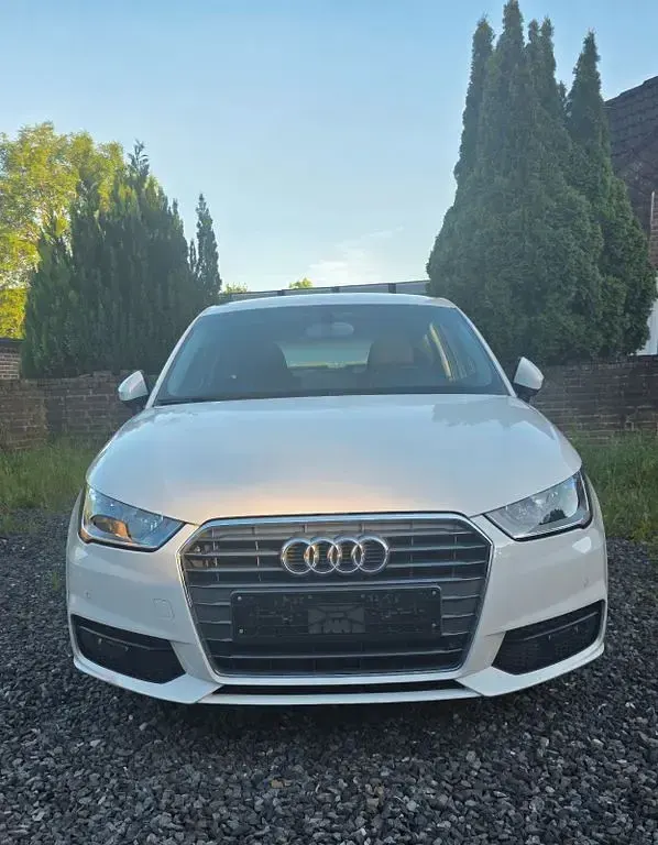 Używany Audi A1 Basis 95 KM (69 kW) 2018 Biały Hatchback