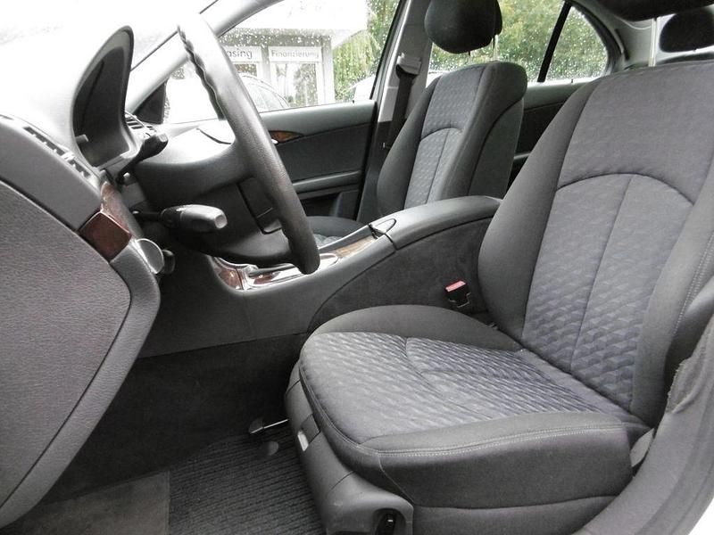 Gebraucht Mercedes E200 163 PS (119 kW) 2006 Iridiumsilber Limousine