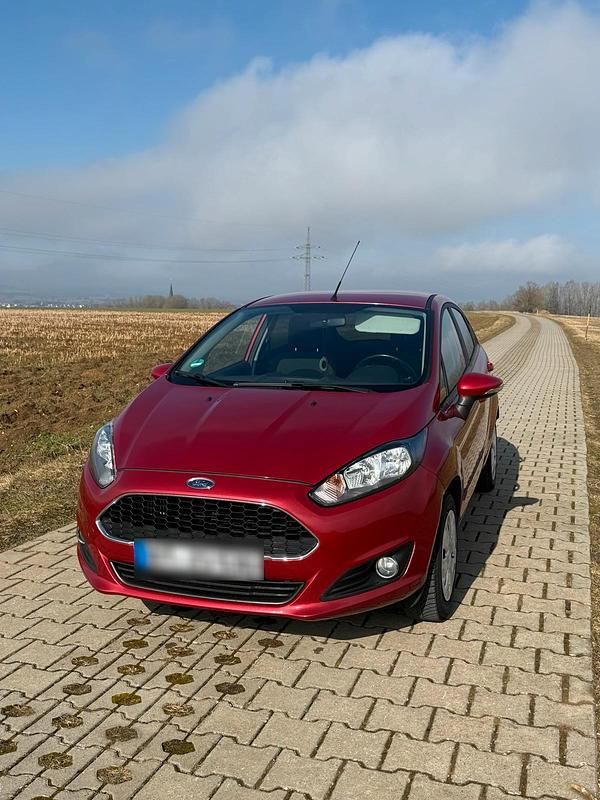 Gebraucht Ford Fiesta Trend 101 PS (74 kW) 2016 Rot Kleinwagen