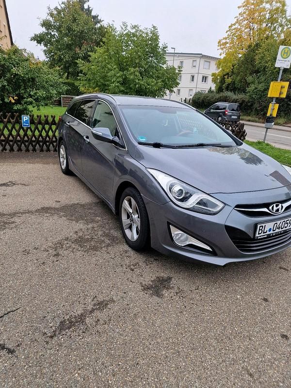 Grau Gebraucht 2012 Hyundai i40 Kombi | 7.000 € (Guter Preis) - Bild 1/4