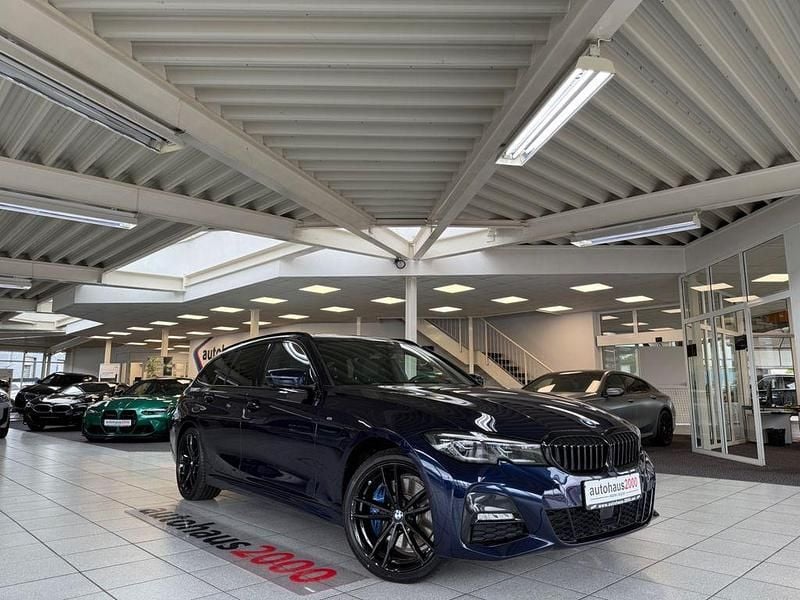 Blau Gebraucht 2021 BMW 330e M Sport Kombi | 33.950 € (Fairer Preis) - Bild 1/4