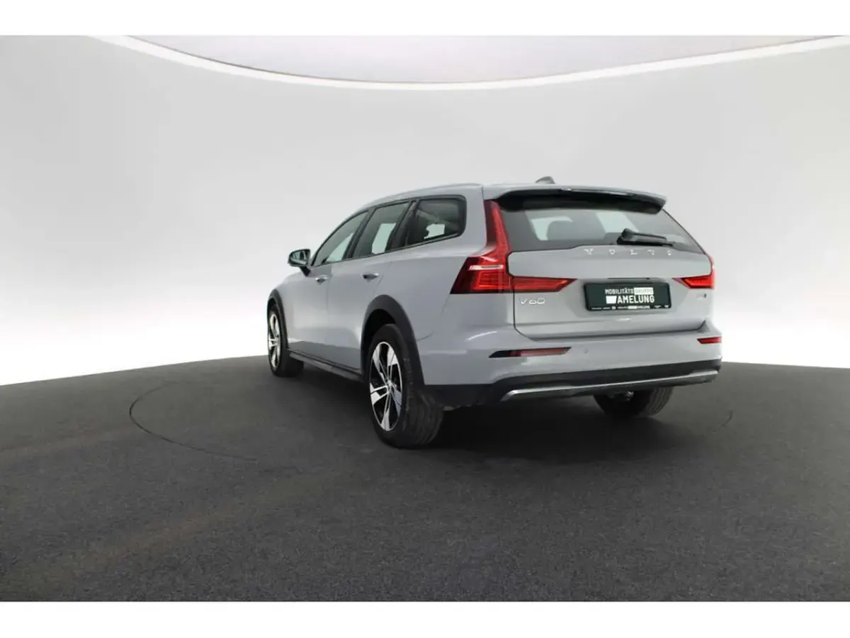 Gebraucht Volvo V60 CC Plus 197 PS (144 kW) 2024 Grau Kombi