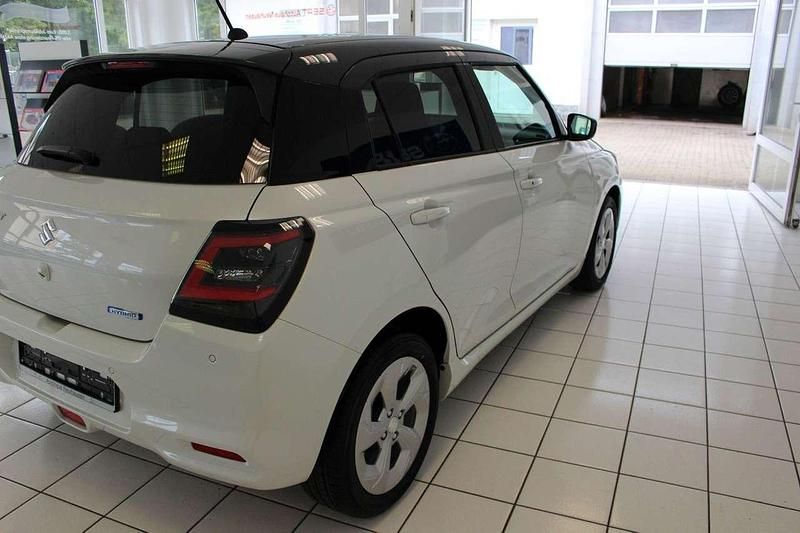 Neu Suzuki Swift Comfort 83 PS (61 kW) 2025 Pure white pearl/mineral grey Kleinwagen