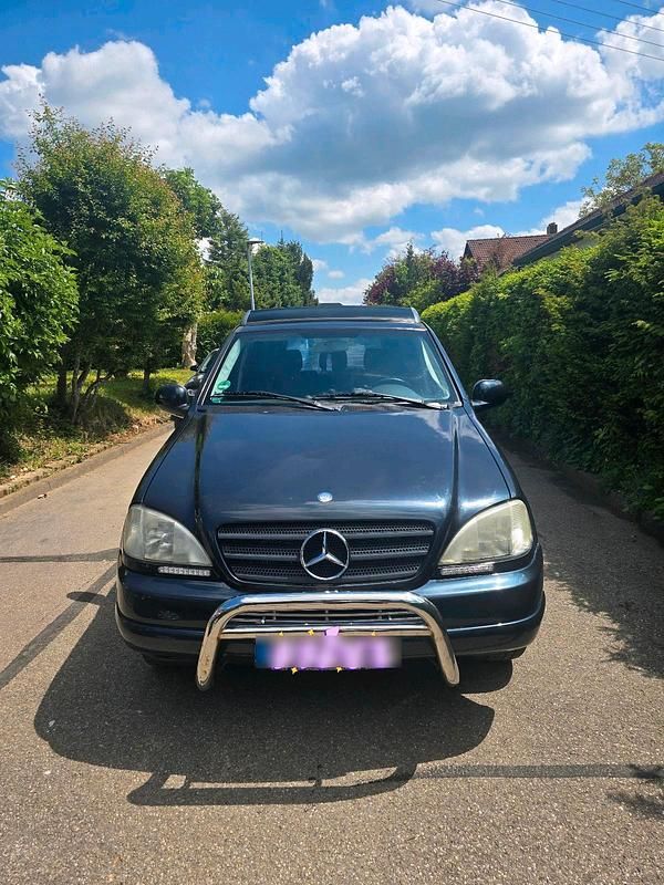 Blau Gebraucht 1999 Mercedes ML320 SUV | 2.299 € - Bild 1/4