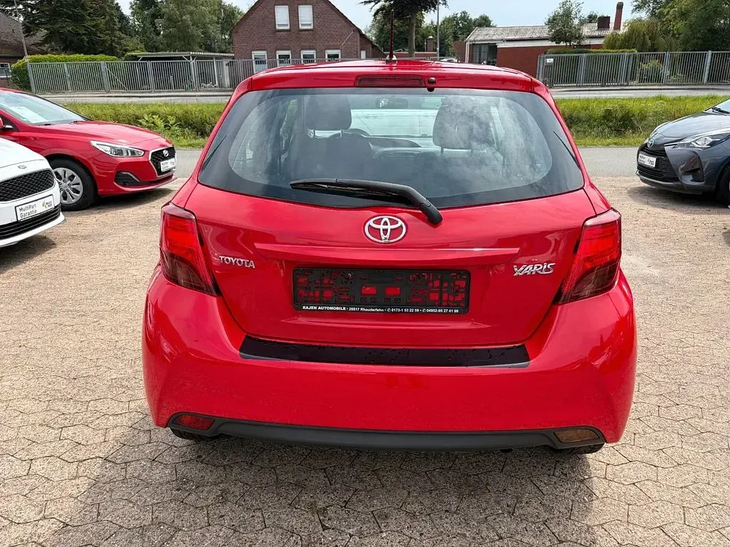 Gebraucht Toyota Yaris Basis 69 PS (50 kW) 2014 Rot Kleinwagen