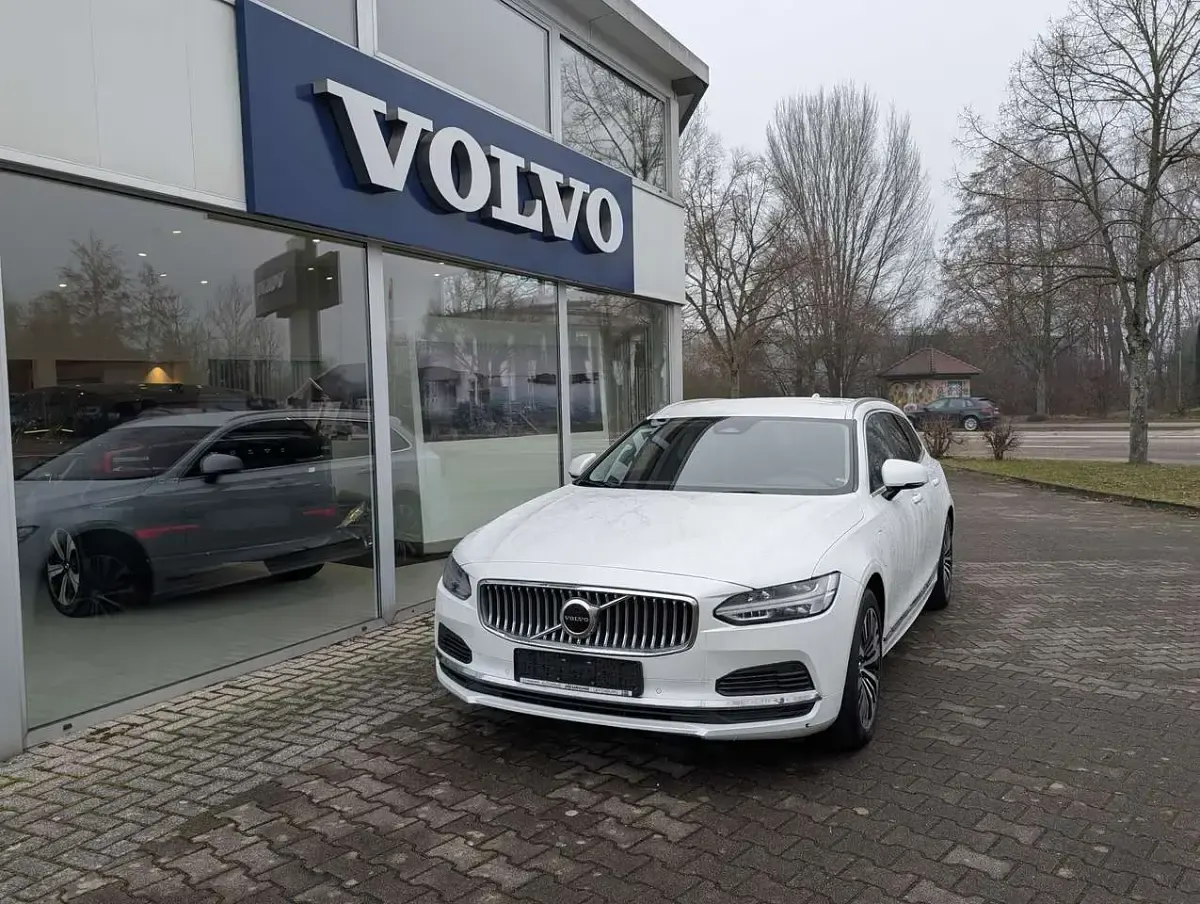 Gebraucht Volvo V90 Core 253 PS (186 kW) 2022 Crystal white Kombi