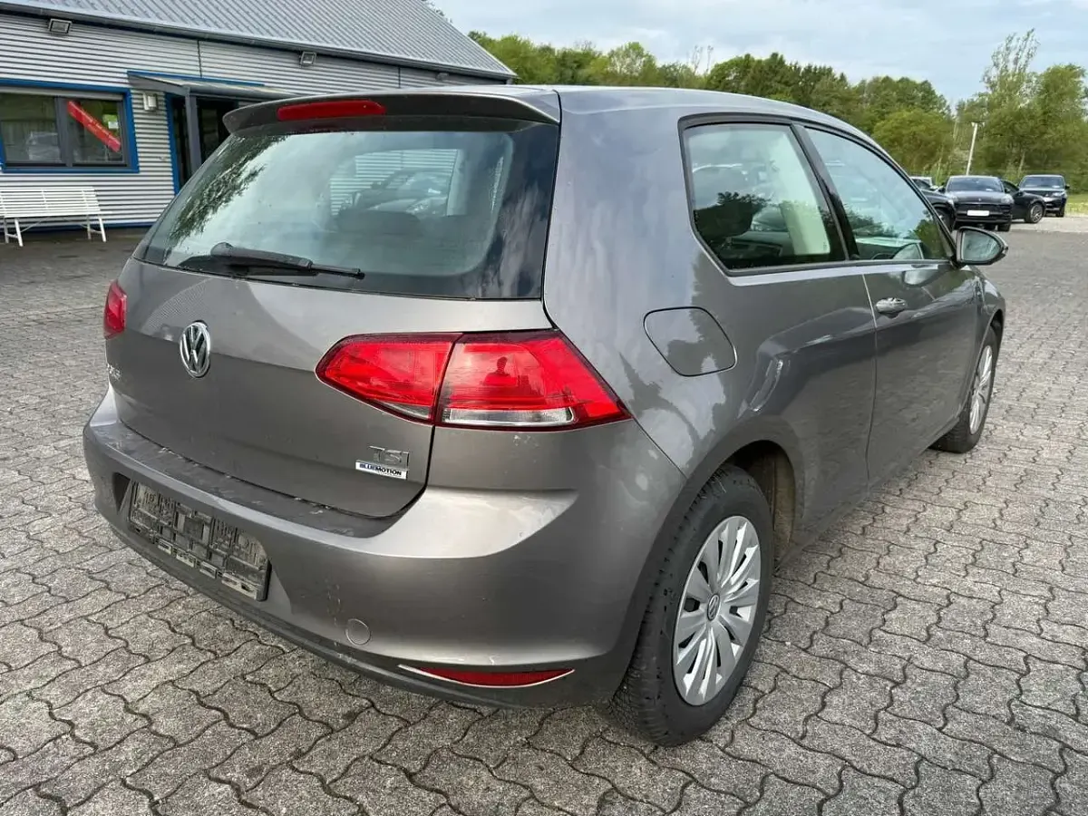 Gebraucht VW Golf VII Trendline 86 PS (63 kW) 2015 Limestone grey metallic Limousine