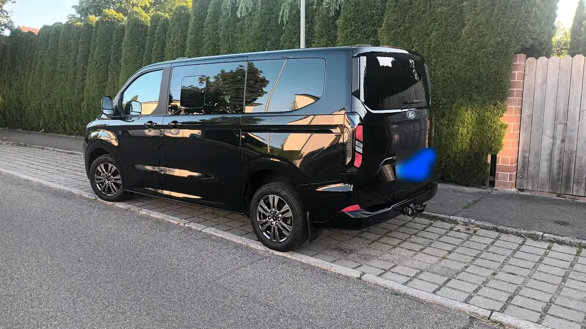 Gebraucht Ford Tourneo Custom Titanium 136 PS (100 kW) 2025 Schwarz Van