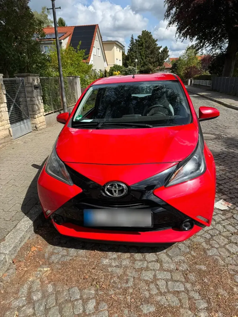 Second-hand Toyota Aygo 69 CP (50 kW) 2015 Roșu Hatchback