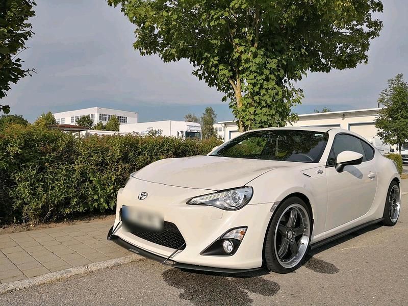 Weiß Gebraucht 2015 Toyota GT86 GT Coupé | 26.500 € - Bild 1/4