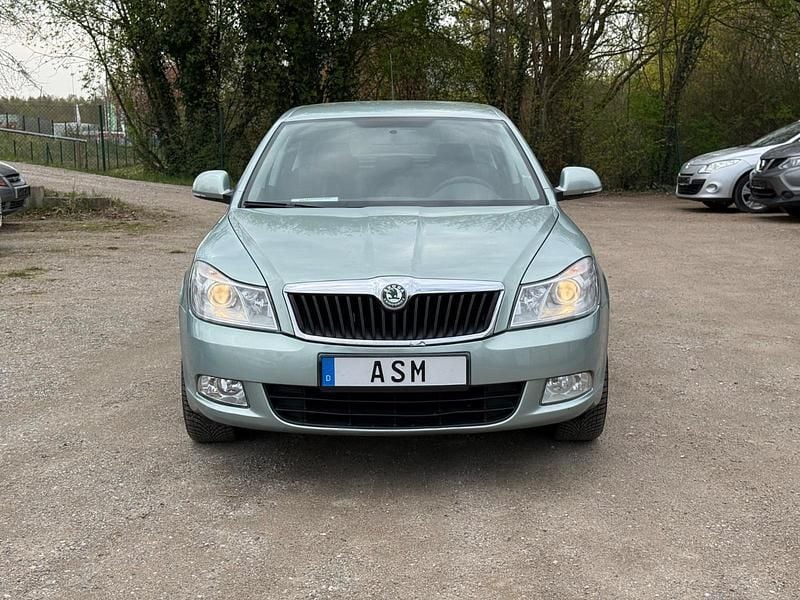 Usado Skoda Octavia 102 HP (75 kW) 2009 Andere farben Sedan
