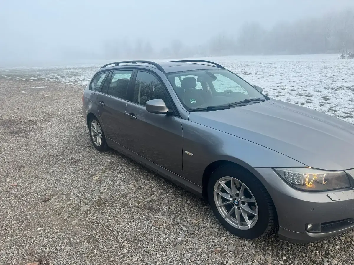 Gebraucht BMW 320 177 PS (130 kW) 2009 Grau Kombi