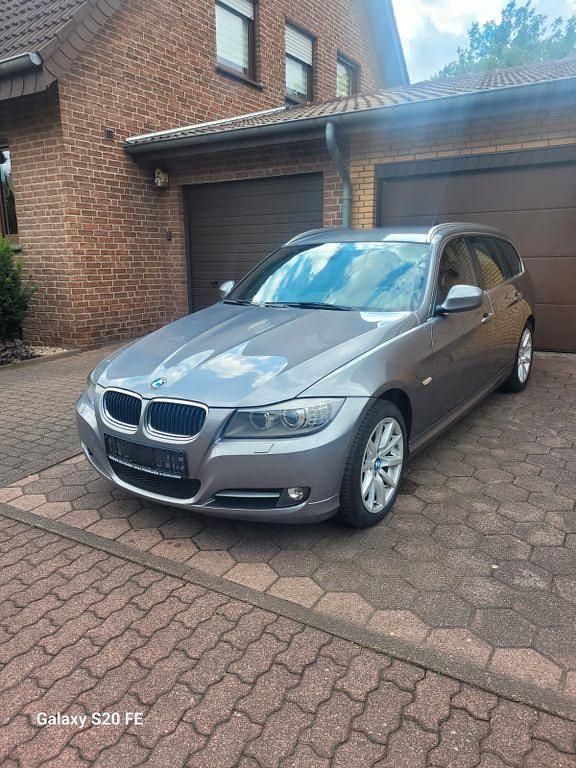Grau Gebraucht 2012 BMW 320 Sport Line Kombi | 9.600 € (Superpreis) - Bild 1/4