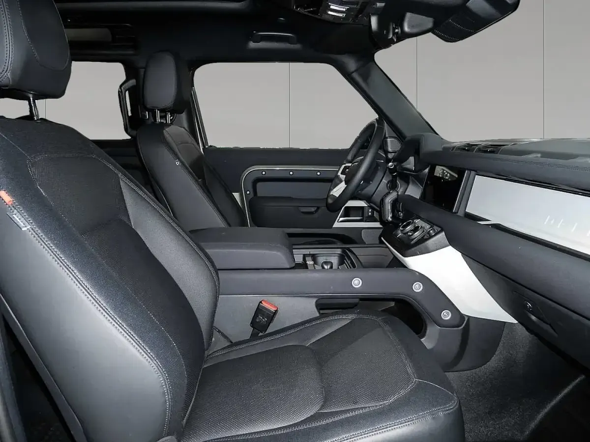 Gebraucht Land Rover Defender SE Dynamic 202 PS (148 kW) 2023 Pangea green SUV
