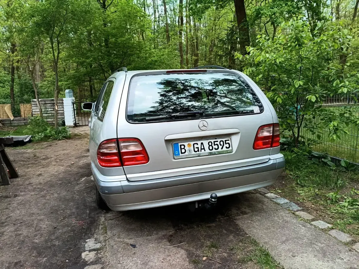 Używany Mercedes E220 143 KM (105 kW) 2001 Srebrny Kombi