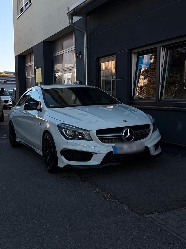 Weiß Gebraucht 2015 Mercedes CLA45 AMG AMG Limousine | 31.999 € - Bild 1/4