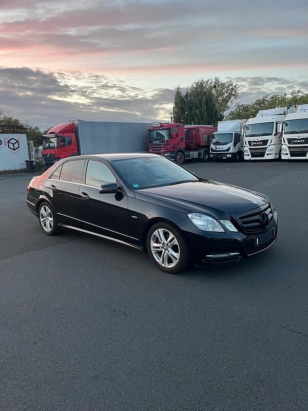Schwarz Gebraucht 2011 Mercedes E220 Limousine | 7.000 € (Guter Preis) - Bild 1/4