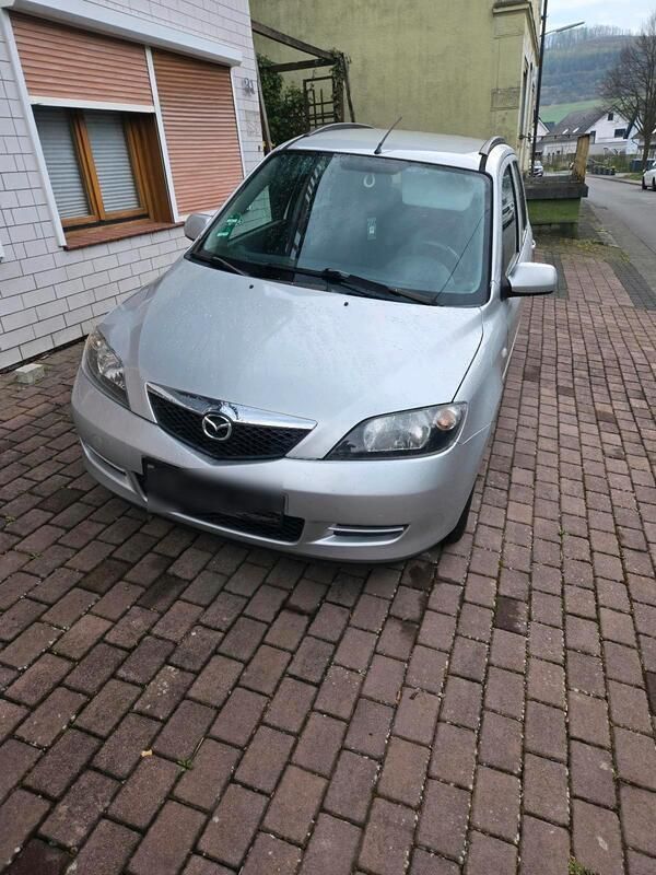 Grau Gebraucht 2004 Mazda 2 Kleinwagen | 700 € (Fairer Preis) - Bild 1/4