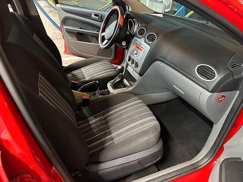 Gebraucht Ford Focus Style 101 PS (74 kW) 2009 Rot Kombi