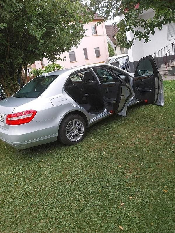 Silber Gebraucht 2011 Mercedes E220 Limousine | 9.900 € (Teuer) - Bild 1/4