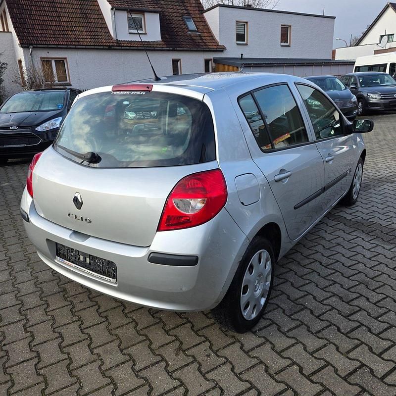 Gebraucht Renault Clio II 75 PS (55 kW) 2009 Silber Kleinwagen