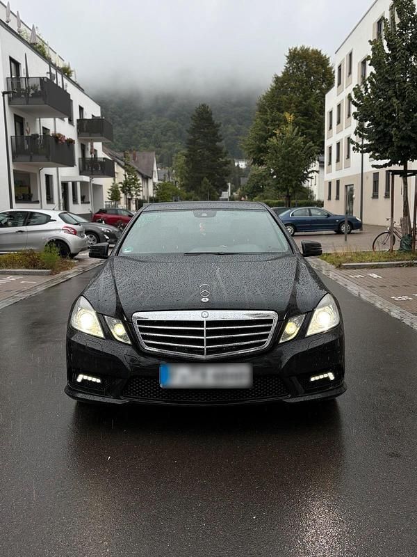Gebraucht Mercedes E220 170 PS (125 kW) 2011 Schwarz Limousine