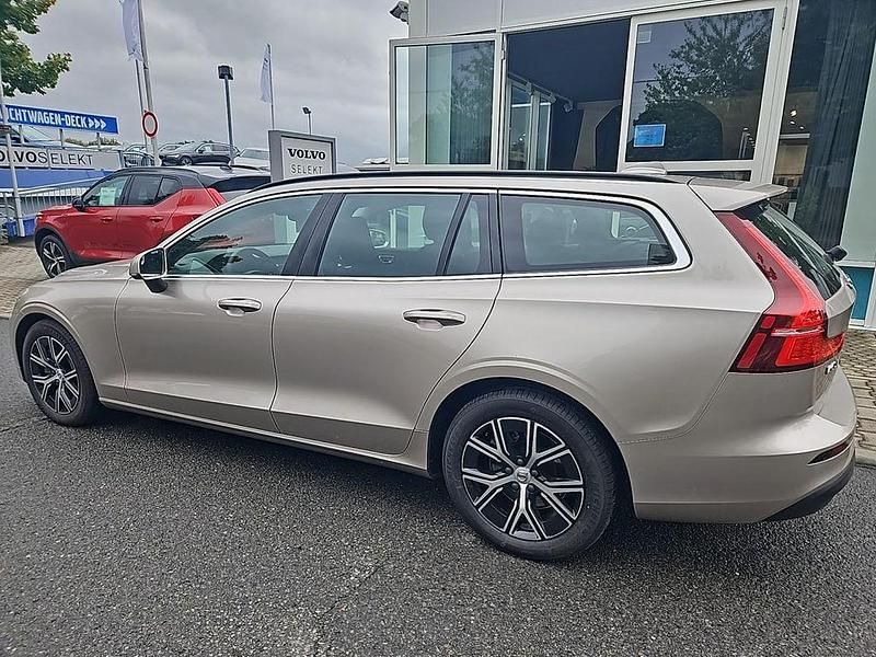 Gebraucht Volvo V60 Core 163 PS (119 kW) 2023 Kombi