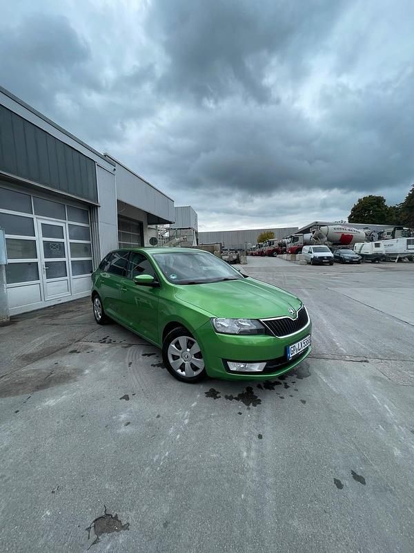 Grün Gebraucht 2016 Skoda Rapid Kombi | 7.000 € (Fairer Preis) - Bild 1/4