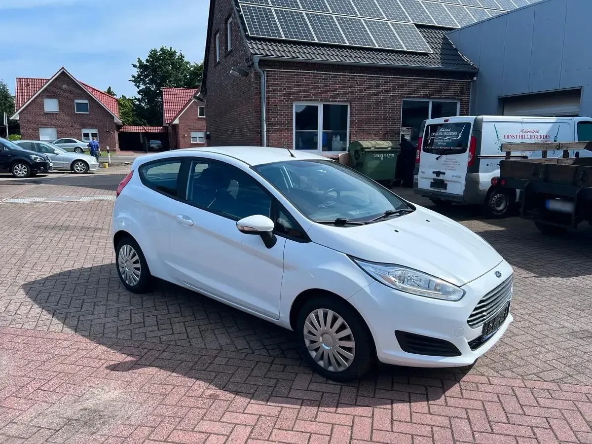 Gebraucht Ford Fiesta Trend 80 PS (58 kW) 2015 Weiß Kleinwagen