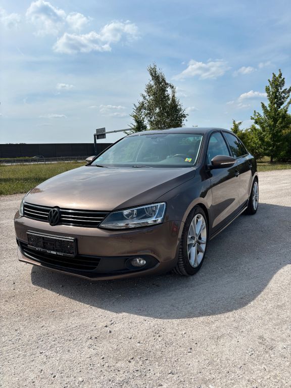 Braun Gebraucht 2011 VW Jetta Comfortline Limousine | 5.400 € (Guter Preis) - Bild 1/4