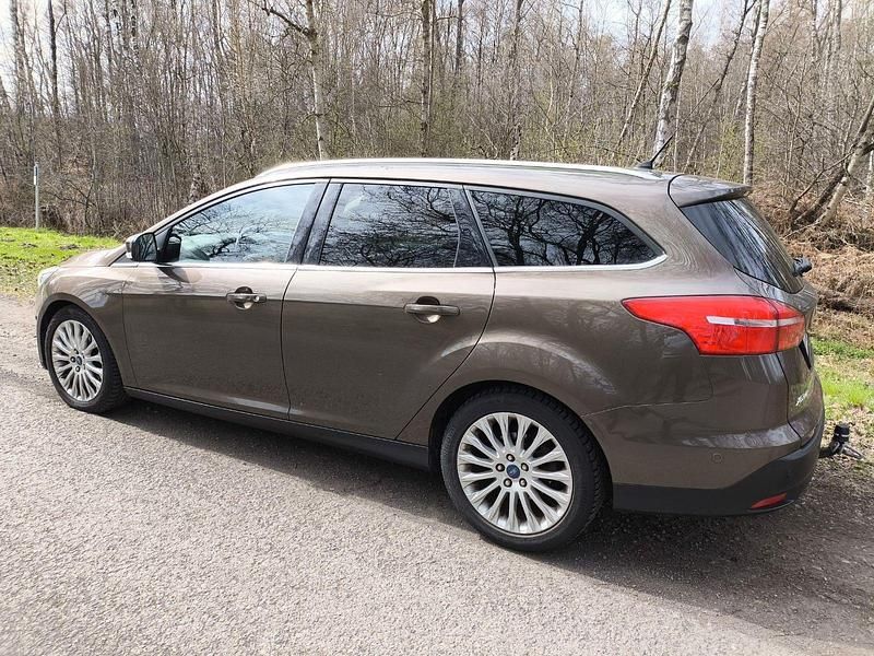 Gebraucht Ford Focus 120 PS (88 kW) 2017 Braun Kombi
