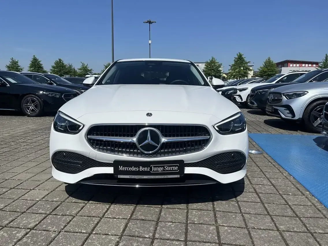 Gebraucht Mercedes C300 204 PS (150 kW) 2025 Unilack polarweiß Limousine