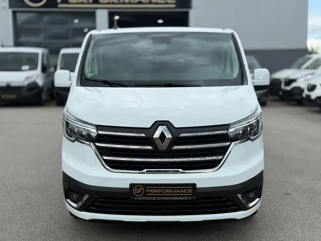 Używany Renault Trafic Life 110 KM (80 kW) 2022 Biały Minivan