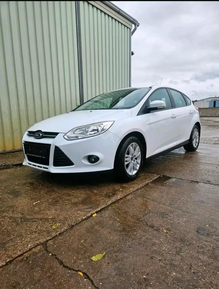Gebraucht Ford Focus 75 PS (55 kW) 2014 Weiß Kleinwagen